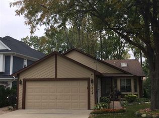 1034 Pelham Blvd, Waterford, MI 48328
