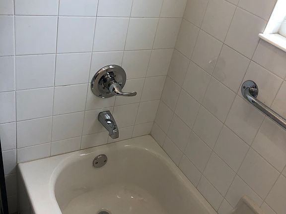 4th image of 716 Davis St
