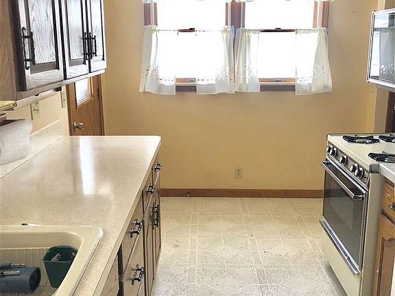 3rd image of 3168 N Euclid Ave
