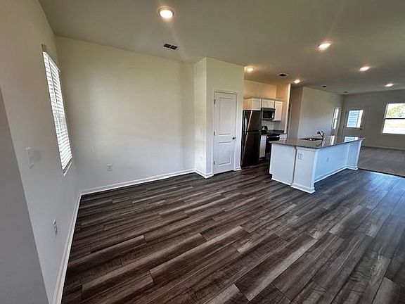 4th image of 725 Huelva St