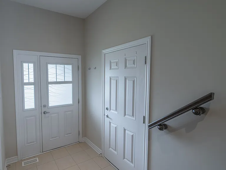 71 Fallengale Cres — Photo 2