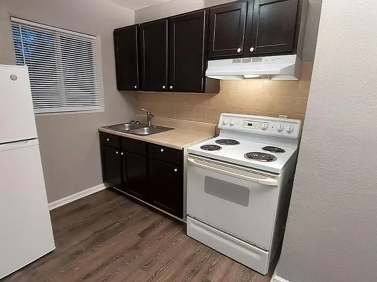 574 Cooper St SW — Photo 3