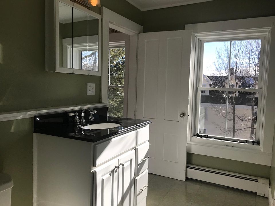 Upstairs Full bathroom