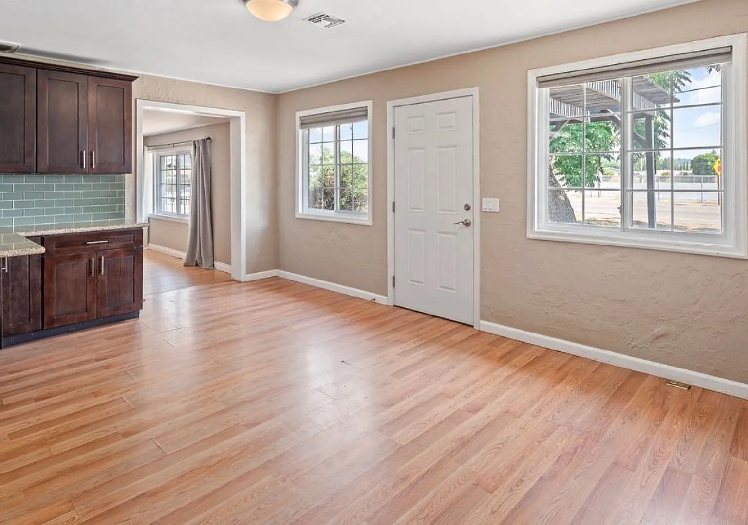 Updated 3BR/2BA ranch style home with huge backyard, parking and garage! — Photo 4