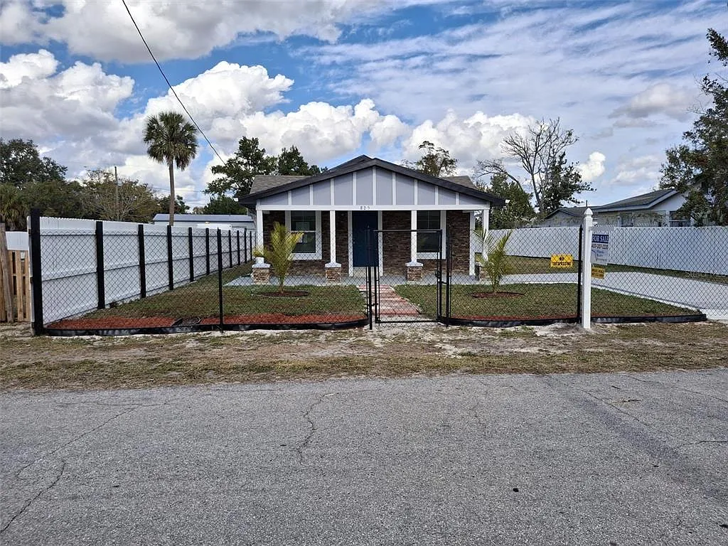 3 bed, 1.0 bath, 1152 sqft, $1,700 — Photo 1