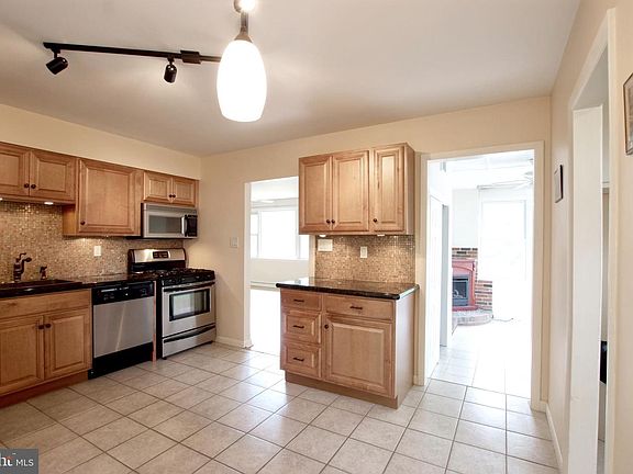 3rd image of 6 Isleta Ln
