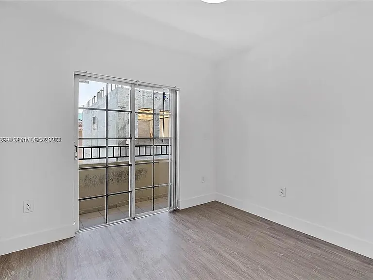 1351 SW 4th St #8 — Photo 9