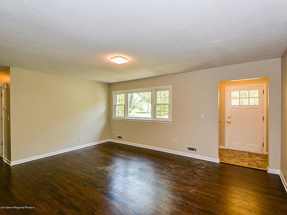 5th image of 96 Blossom Dr