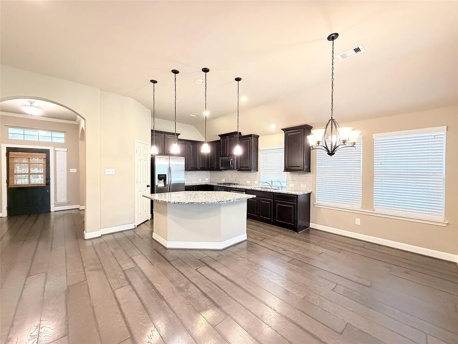3 bed, 2.0 bath, 2205 sqft, $2,350 — Photo 4