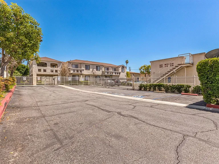 Villas at Whittier — Photo 16