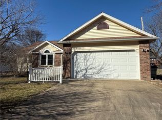 808 Redbud Ln, Frontenac, KS 66763