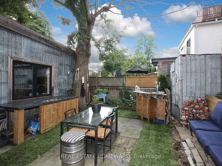 1233 Dundas St E — Photo 24