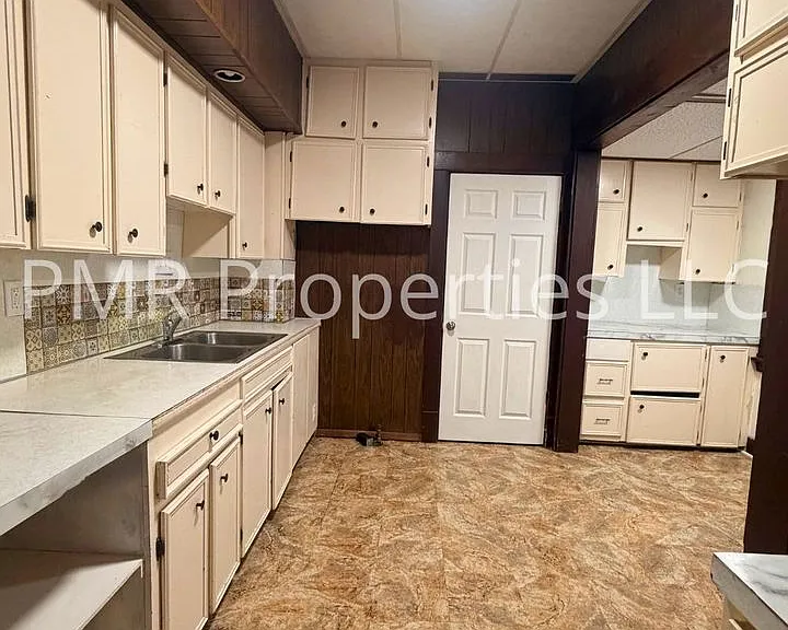 129 E Graham Ave — Photo 2