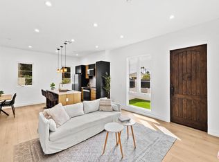 2324 S Dunsmuir Ave, Los Angeles, CA 90016