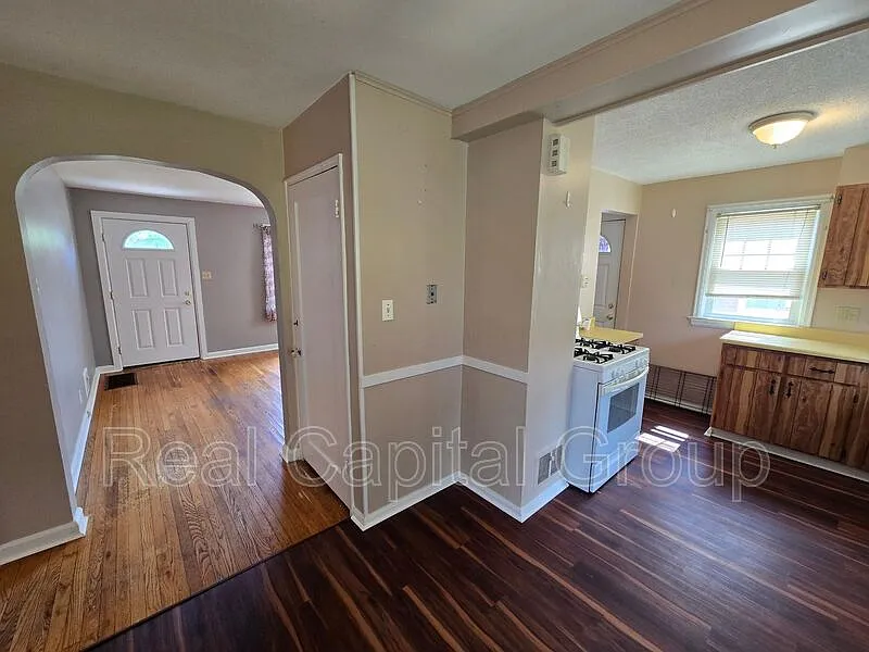 3 bed, 1.0 bath, 1200 sqft, $1,995 — Photo 4