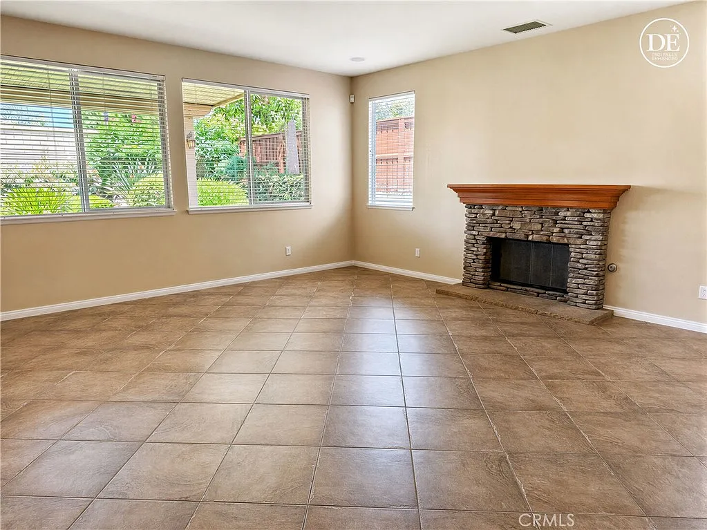 4 bed, 3150 sqft, $4,200 — Photo 3