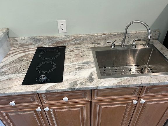 4th image of 706 NE Dixie Hwy #7