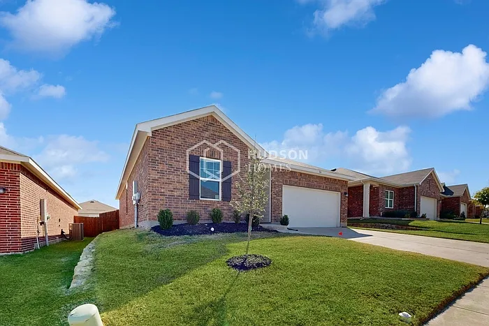 744 Devonshire Dr — Photo 3