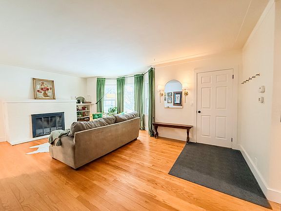 3rd image of 2964 Foster Ave NE