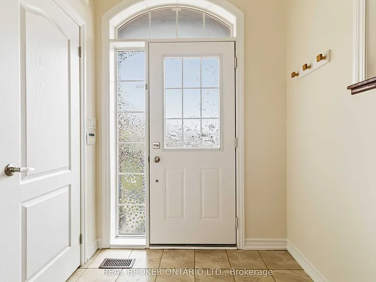 27 McCartney St #MAIN — Photo 3