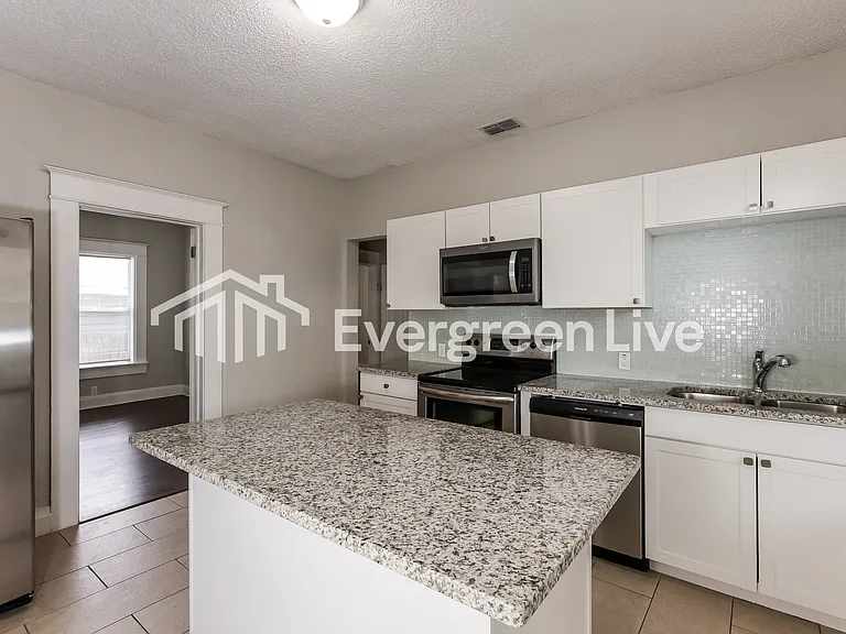 3505 E 11th Ave — Photo 4