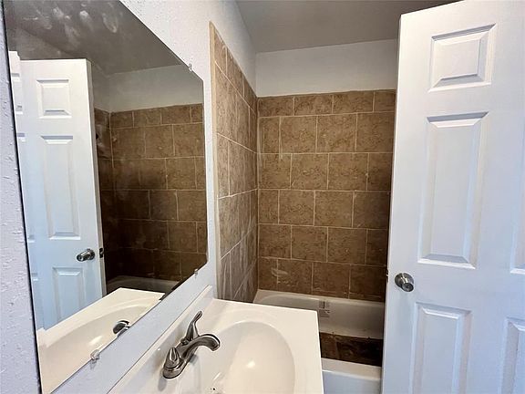 3rd image of 5104 39th St #4