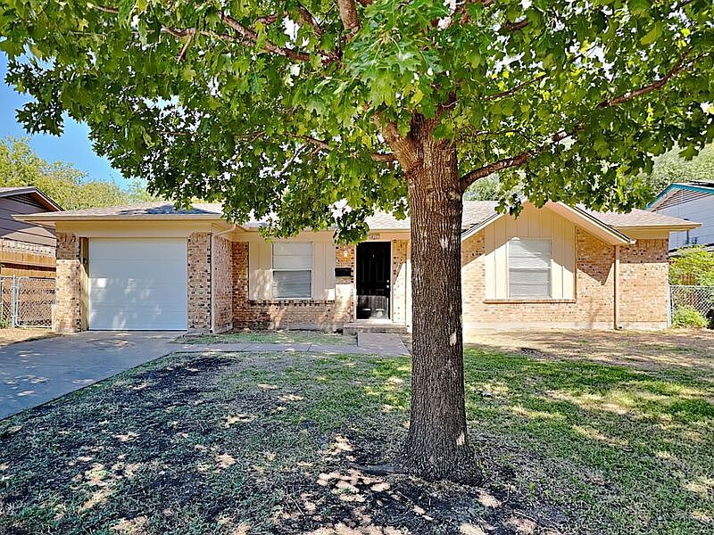 1st image of 833 Stanford Dr