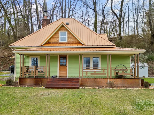 24 Brookside St, Clyde, NC 28721