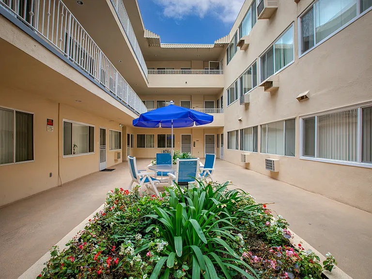 Sunset Poinsettia Regency — Photo 1