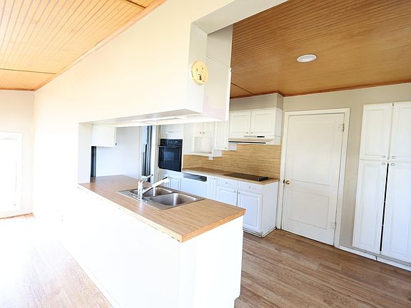 2nd image of 904 W 7th St