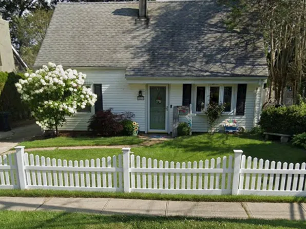 122 Cameron Ave, Merrick, NY 11566