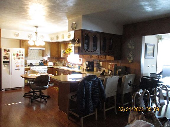 4th image of 608 N Maine St