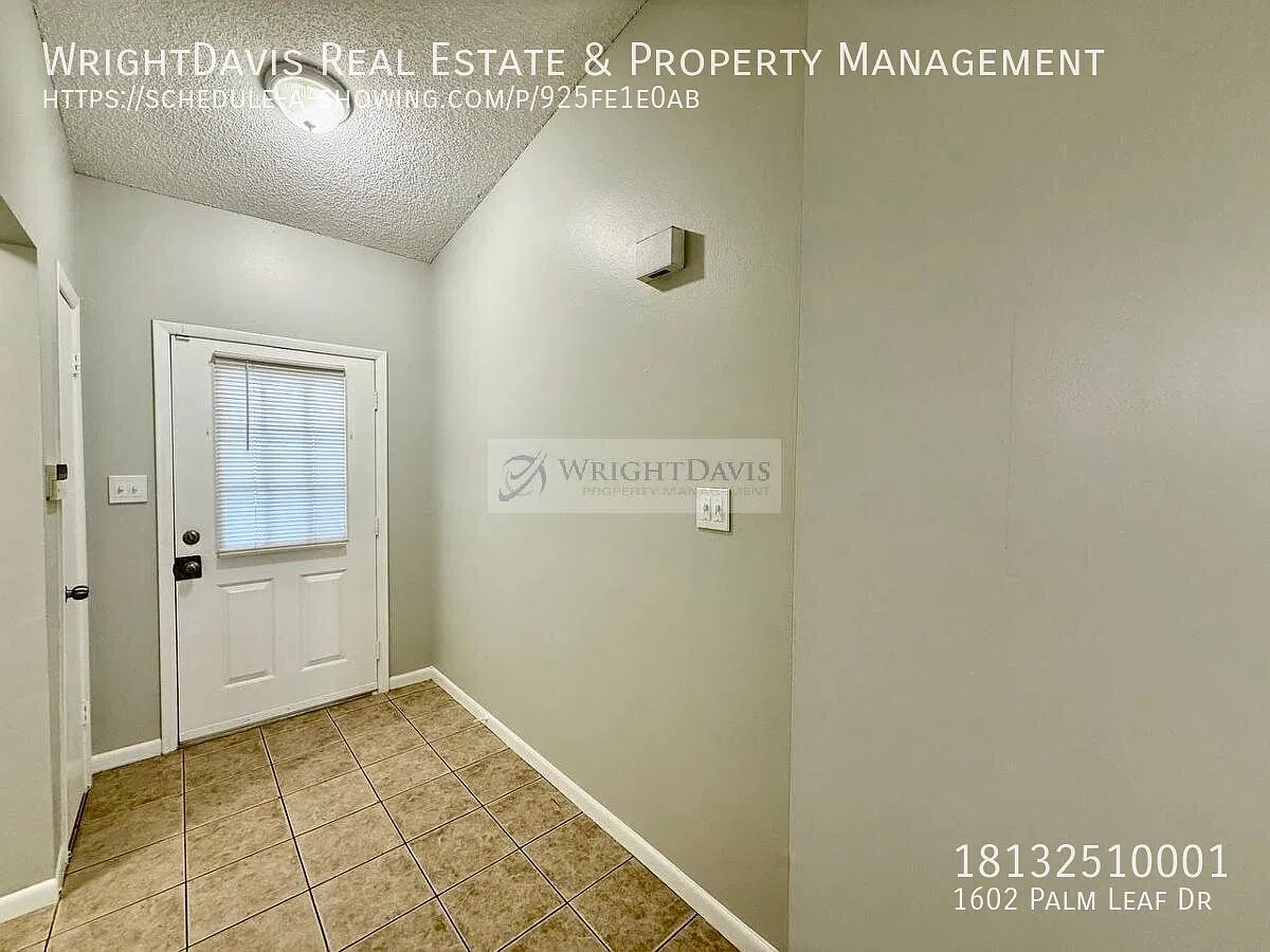 Spacious 3-Bedroom Home in Brandon with Large Fenced Backyard — Photo 3