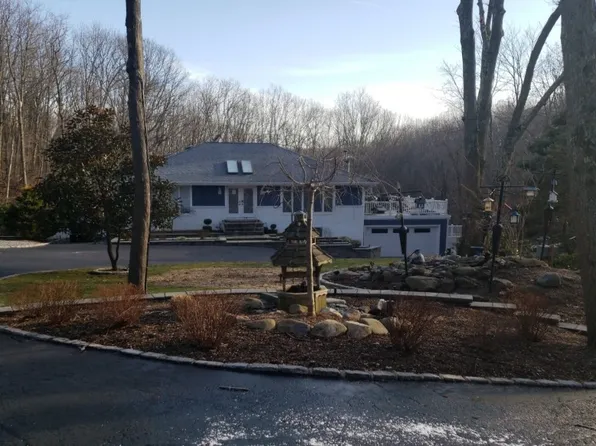 56 Old Homestead Rd, Port Jefferson, NY 11777