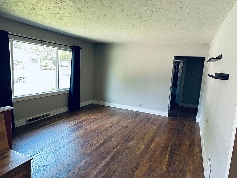 2038 Lewis Ave — Photo 7