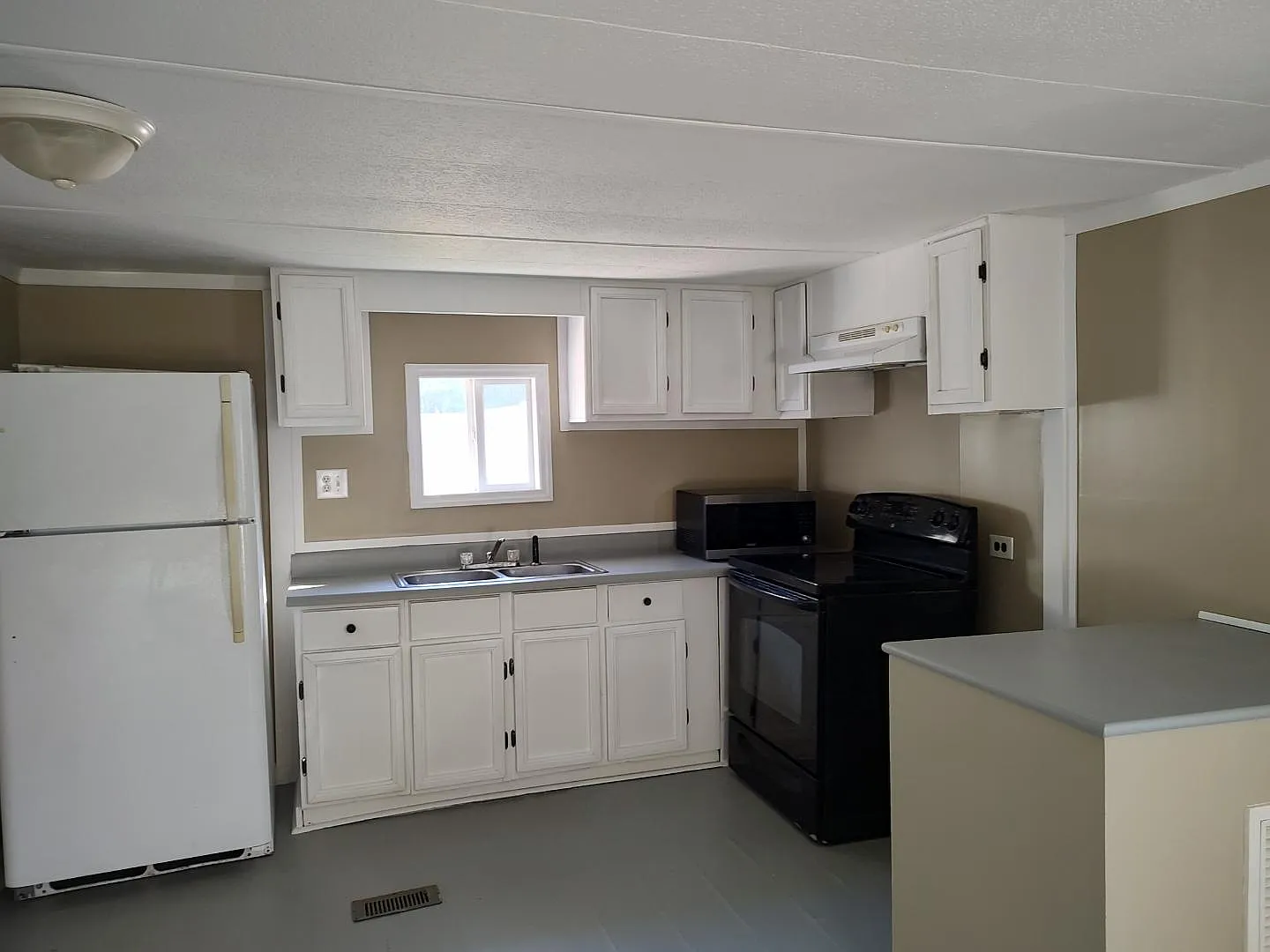 1004 Stanley Rd - 21 — Photo 3