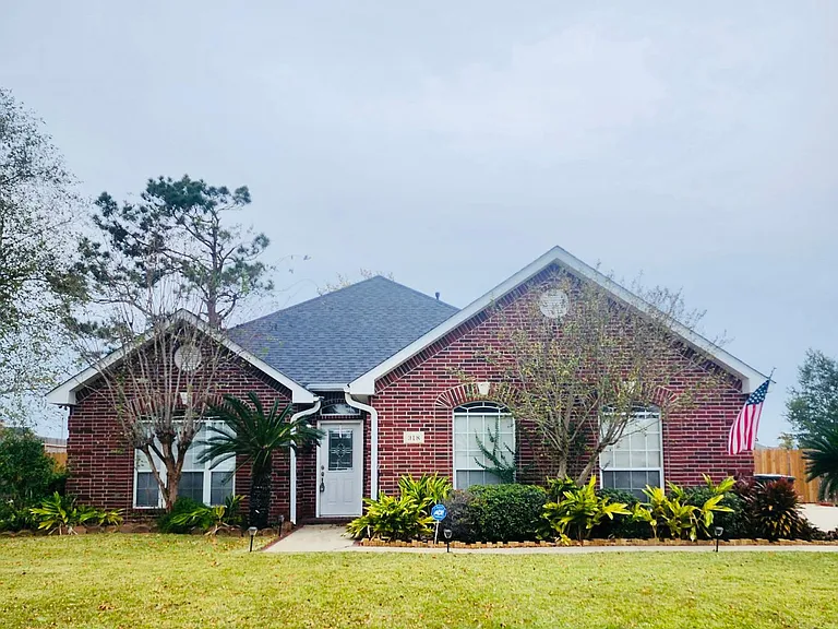 318 Oxford Ct — Photo 1