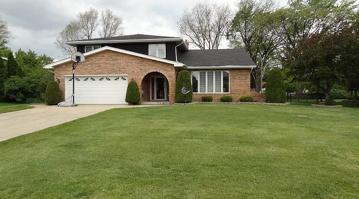 Roomy lot and driveway wi