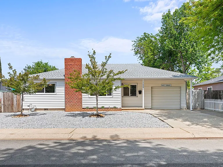 1580 Jeffries Ave — Photo 1