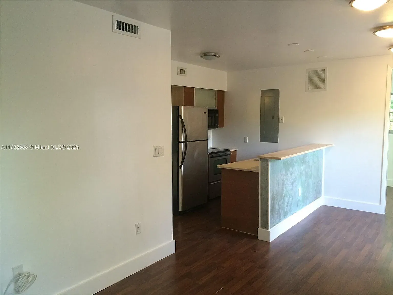 3 bed, 1100 sqft, $2,990 — Photo 2