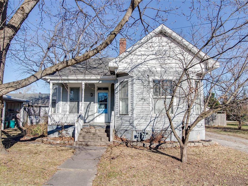 1st image of 210 E 1st St