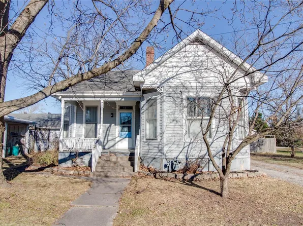 210 E 1st St, Carlinville, IL 62626