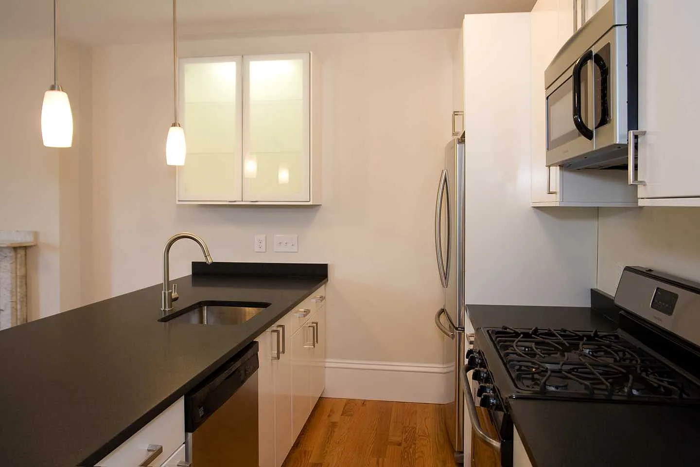 3 bed, 1.5 bath, $4,400 — Photo 2