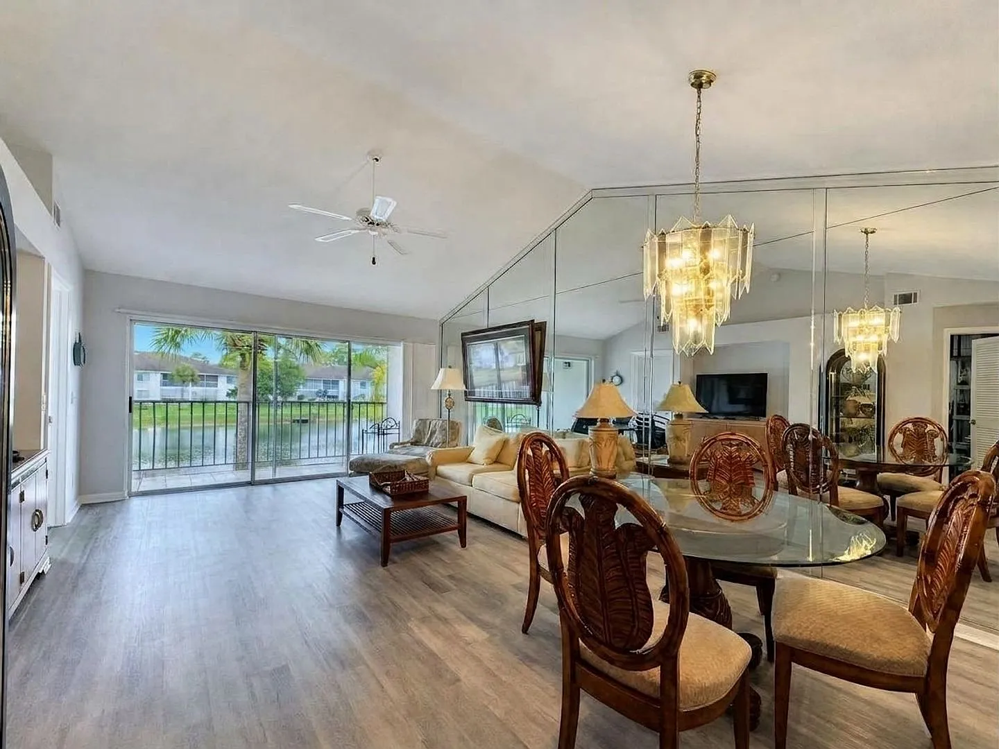 Furnished 3-bedroom, 2-bath lake-view condo in Sapphire Lakes — Photo 3
