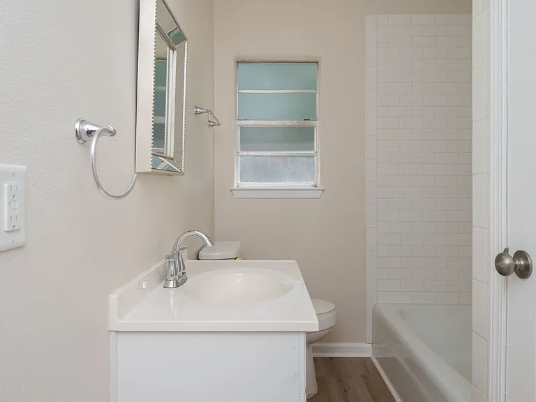709B Greenwood St — Photo 13