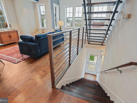 4th image of 1716 3rd St NE #B