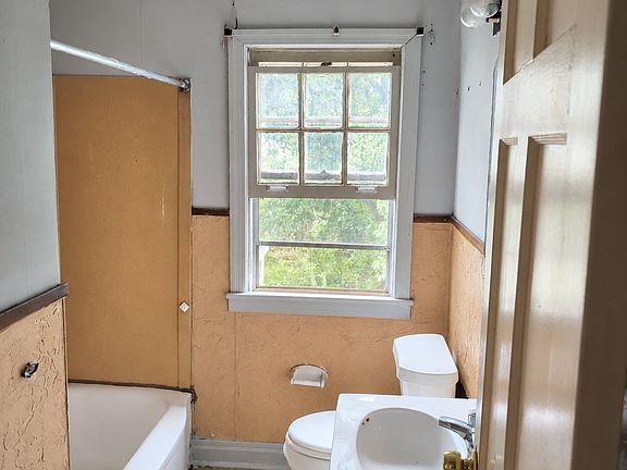 5th image of 1221 41st St