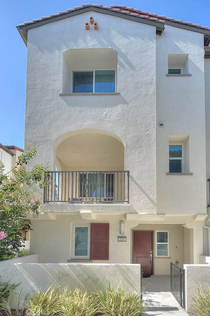 3 bed, 4.0 bath, 1650 sqft, $4,450 — Photo 3