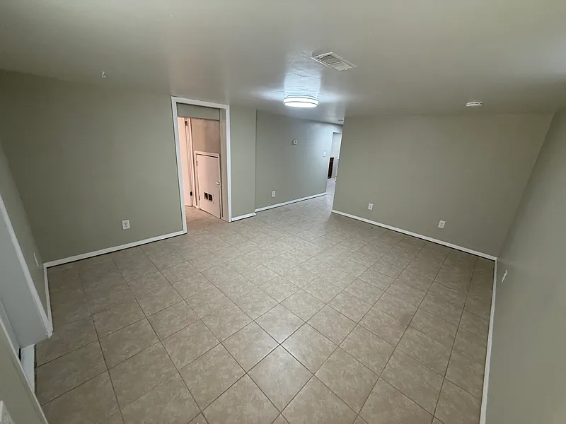 1 Bedroom, Newly Remodeled - Quiet Residential Area — Photo 2