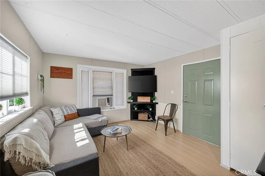 2 bed, 576 sqft, $2,500 — Photo 1